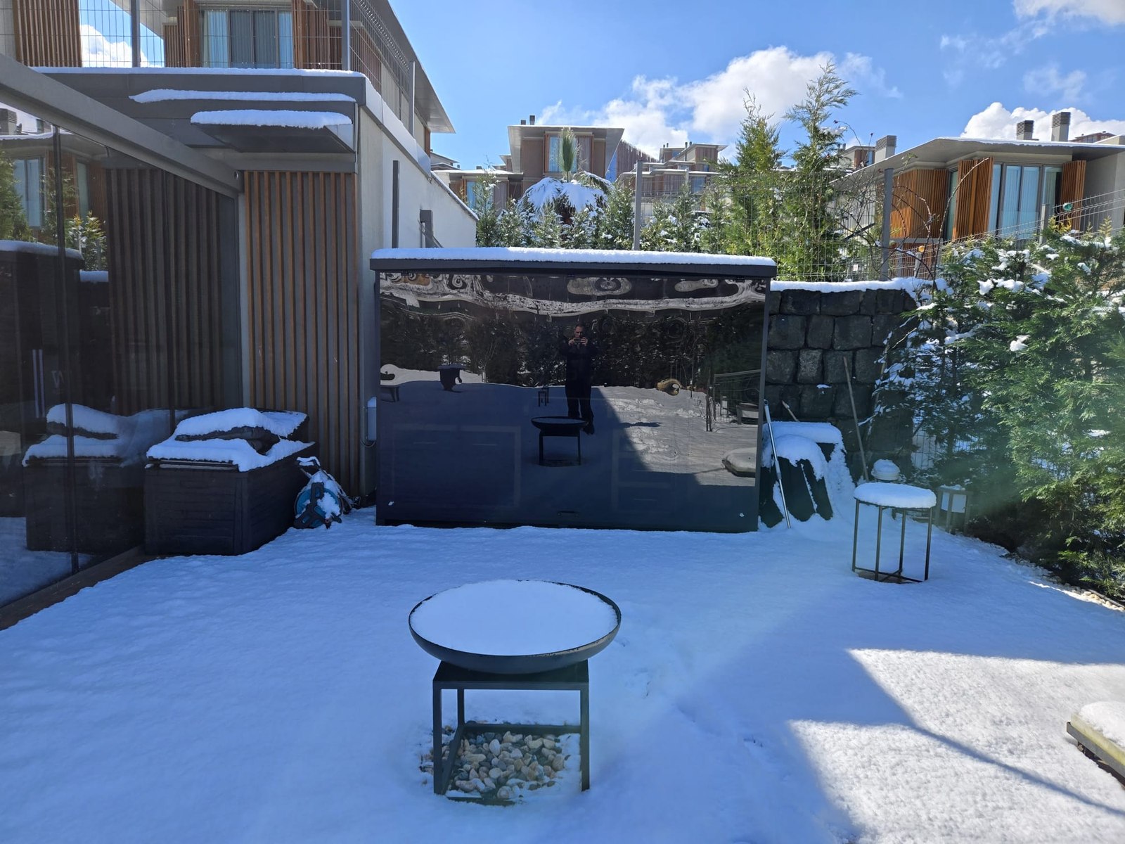 Dichtgeklapte buitenkeuken in de sneeuw